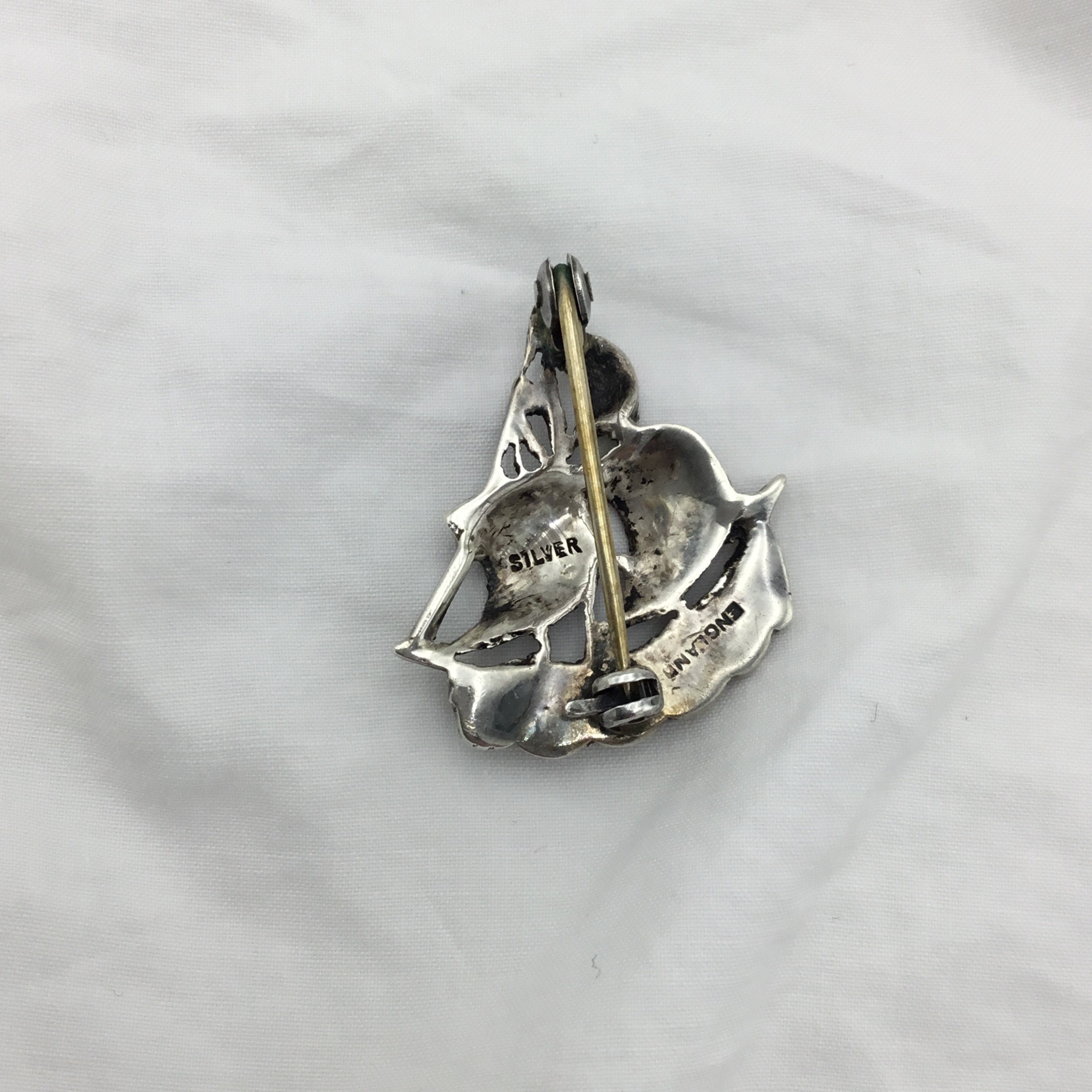Broche Vintage Art Déco/Nouveau – Micro Mosaïque Bateau – Métal Argenté