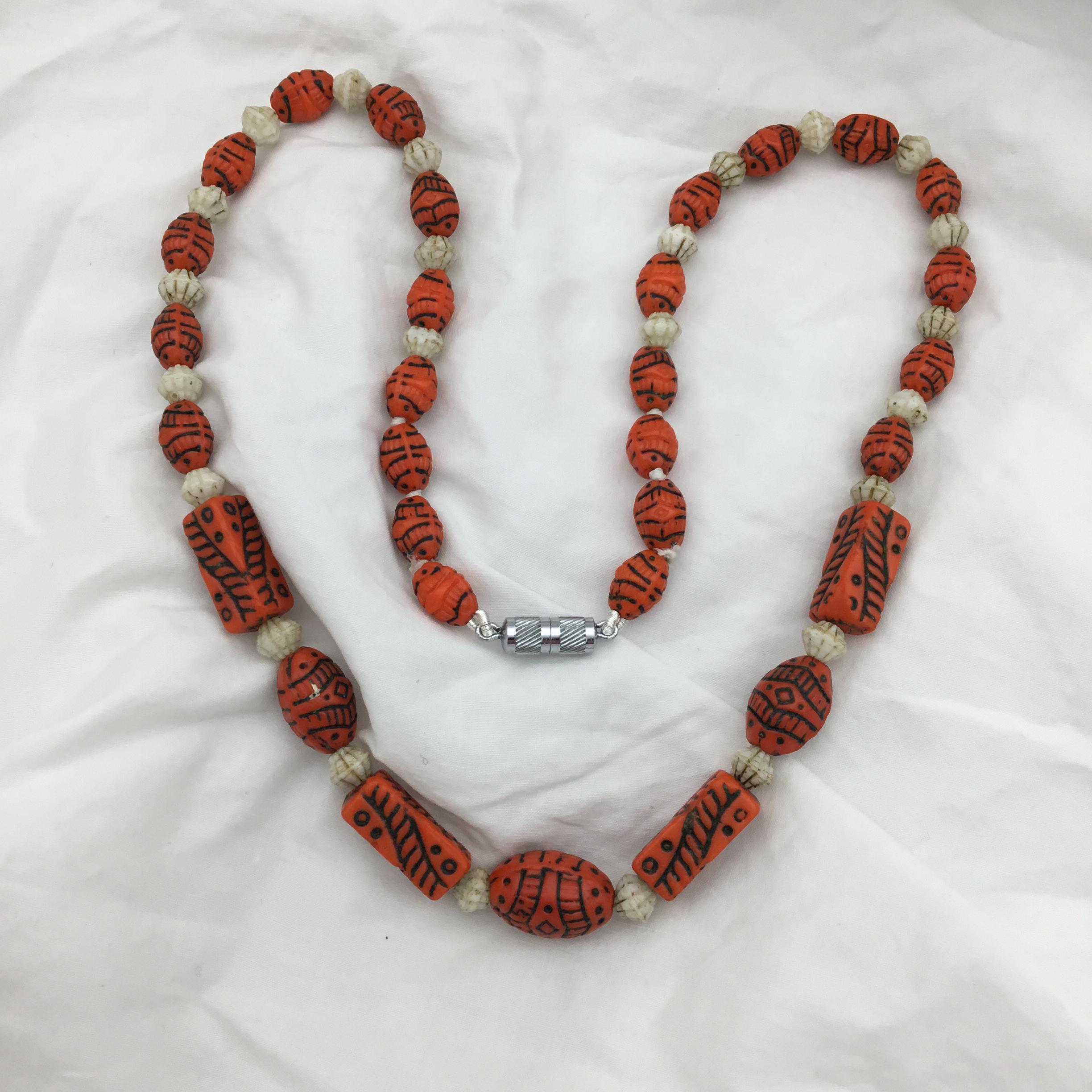 Collier Ethnique Vintage Perles Pâte De Verre Rouge - Fermoir Monnaie Georges VI 1940