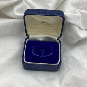 Scatola vintage piccola blu scuro per orecchini o anelli o scatola portagioie molto piccola. Dimensioni 4 cm x 3,5 cm x 2,4 cm. Con iscrizione Jacquie & Lawrence London England