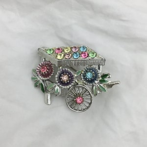 Broszka w stylu vintage z lat 60., pastelowy wielokolorowy stragan z kryształkami, kwiat i zielony liść emaliowany, srebrny odcień. Rozmiar 4,1 cm x 3 cm najszerszy.