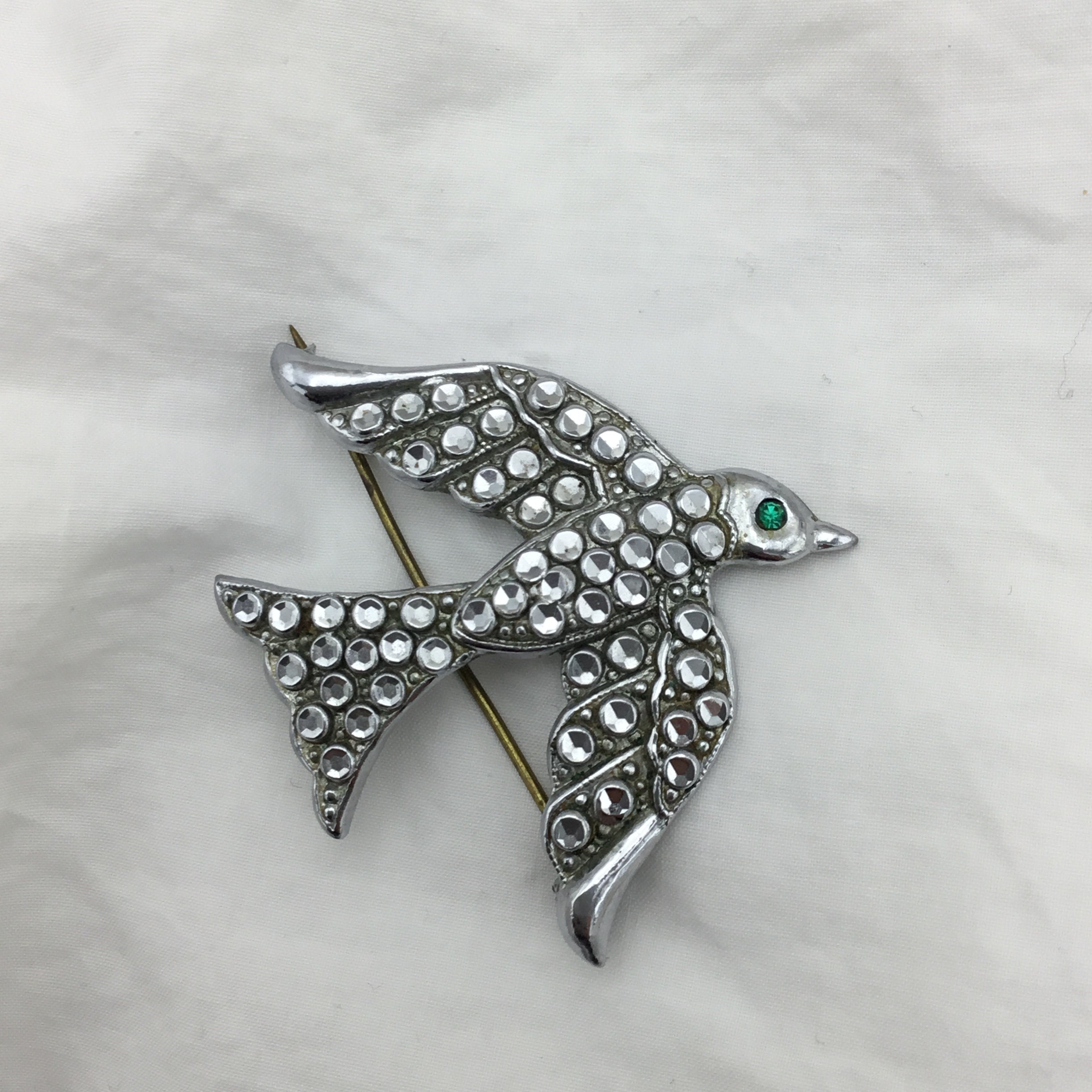 ヴィンテージ鳩のブローチ シルバートーン グリーンアイ 1940 年代