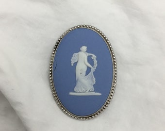 Vintage Wedgwood blau-weiße Jaspis-Ware-Cameo-ovale Brosche aus Sterlingsilber, Größe 4,2 cm x 2,9 cm, Englisch, 1964, Lady Goddess. Winziger Chip zum günstigen Preis