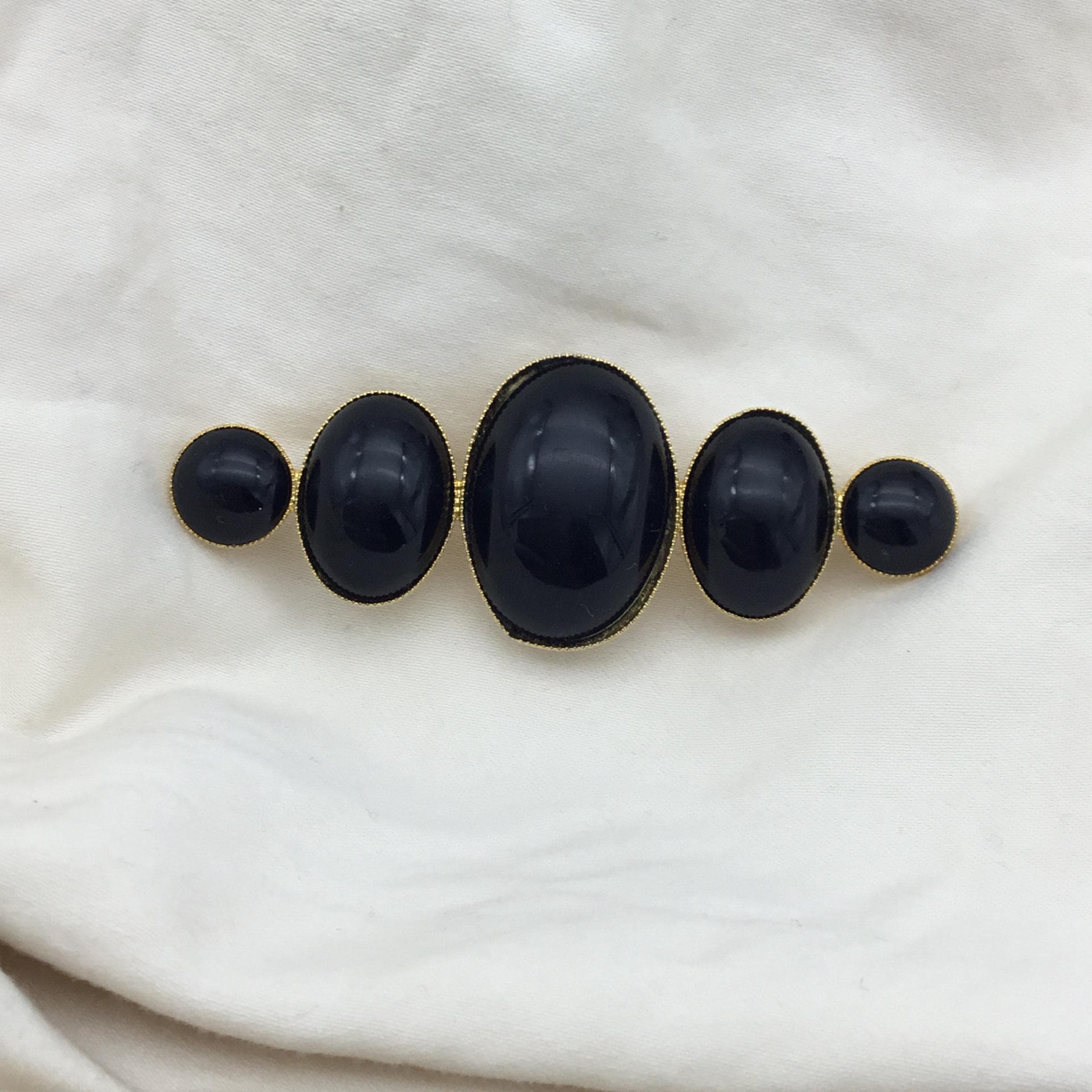 Broche De Deuil Ancienne - Pavage De Jais Français Sur Bakélite Noire - Gravée Feuillages