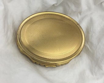 Vintage 1950s Kigu Concerto musical gold tone ornate oval deep powder compact complete but not working hence low price. Size 8.2cm x 7cm