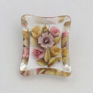 Precioso broche grande vintage de los años 40 y 50, de Lucite transparente, rosa y amarillo, con forma rectangular, tallado a mano y pintado en el reverso.