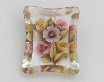 Precioso broche grande vintage de los años 40 y 50, de Lucite transparente, rosa y amarillo, con forma rectangular, tallado a mano y pintado en el reverso.