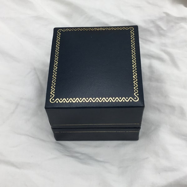 Black and gold ring jewellery box second hand. Size 5.2cm x 4.7cm x 3.8cm. Good condition. For present of gift presentation case box