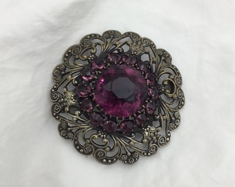 Antique édouardien des années 1910, pâte d'améthyste violette, pierres en verre, cercle rond, costume précoce, broche en laiton, taille moyenne, grande, 4,9 cm de large.