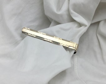 Vintage gold on silver tie clip 1940s to 1950s. Size 4.3cm x 6mm widest. Weight 4.2g. In good condition although gold pale colour. Nice gift