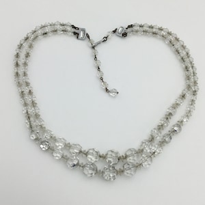 Vintage 2 Reihige leicht Aurora Borealis klare Kristallglas Perle Halskette C1950s Silberton verstellbarer Kettenverschluss längste 51 cm. Einige Gebrauchsspuren