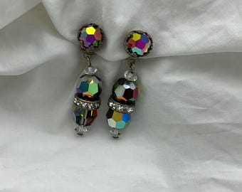 Orecchini vintage a clip con goccia di cristallo Aurora grigio e strass bianchi, color argento, anni '60 circa. Dimensioni: 4,4 mm x 11 mm nel punto più largo.