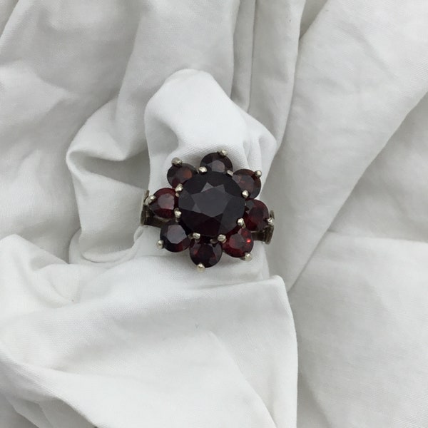 Vintage 1960s possibly earlier silver dark red garnet gemstone cluster ring. Size UK M, US 6.5, EU 52.5. Weight 4.3G. Cluster 16mm widest