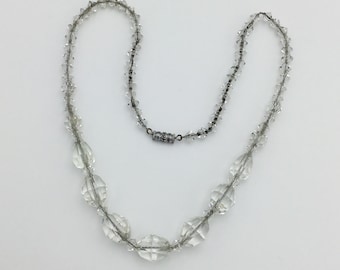 Collier vintage Art Déco des années 1920 à 1940 en cristal clair de forme fantaisie sur chaîne. Longueur 16,5 pouces ou 42 cm. Fermoir barillet fantaisie argenté