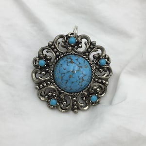 Vintage Mid Century 1950er bis 1960er Jahre Kreis Anhänger künstliche türkisblaue Glassteine und verzierten Silberton in gutem Zustand, aber war eine Brosche
