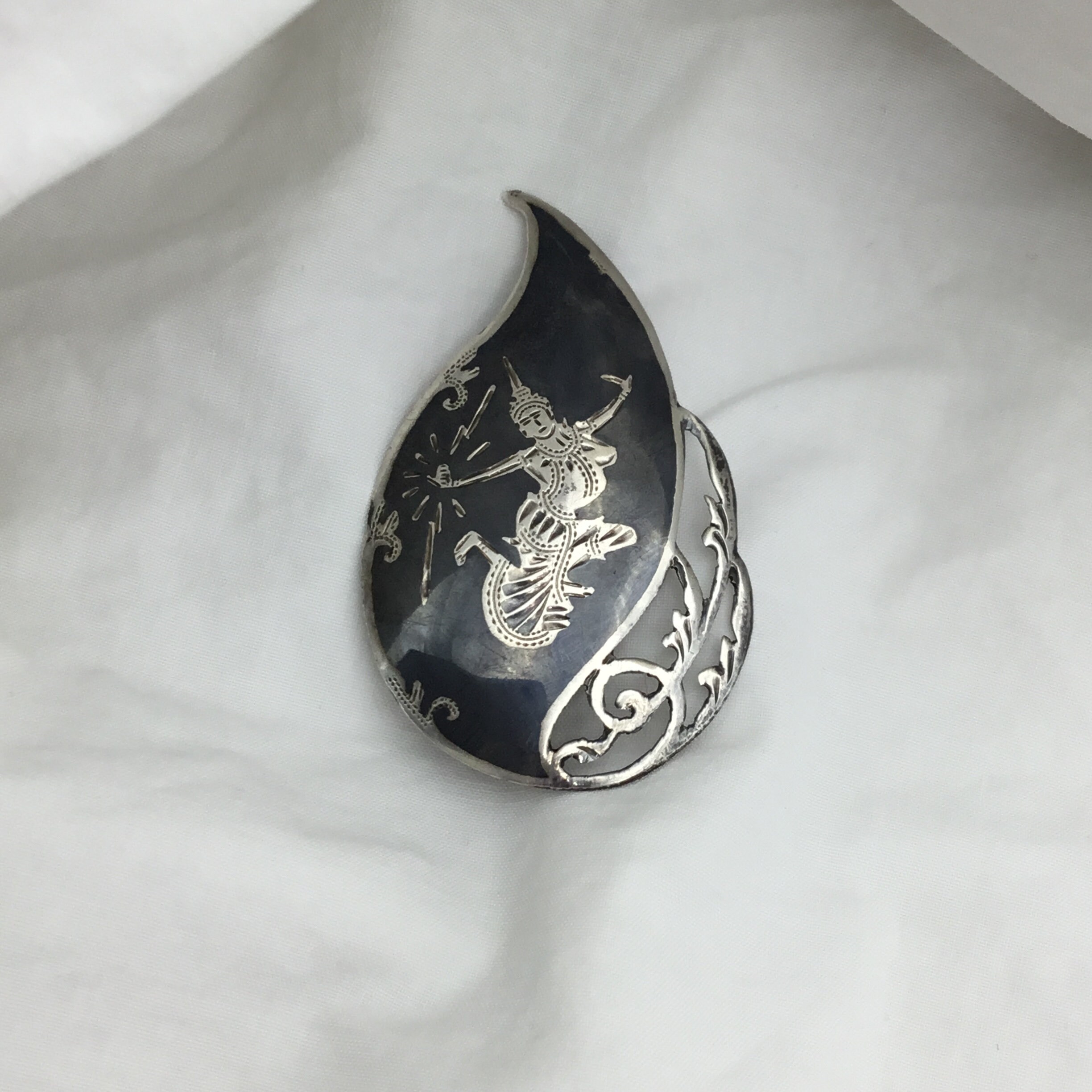 ヴィンテージ本真珠ブローチ STERLING刻印(欧州銀製品の証) 正統派 本真珠 パールフラワーブローチ 昭和レトロ シルバー 花 銀細工