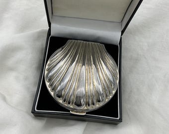 Unsignierte doppelte Spiegeldose im Silberton. Geriffeltes 3D Muschel Design. Größe 6,5 cm. 1980er - 1990er Jahre. Schließt gut