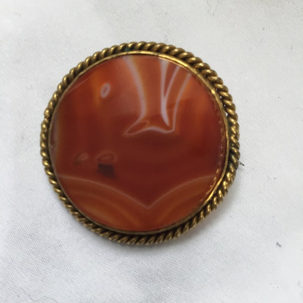 Broche d’agate orange à bandes victoriennes antiques en laiton doré en bon état 3.2cm