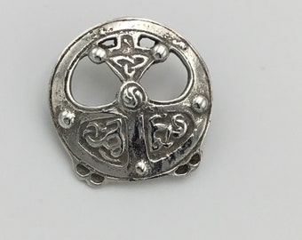 Broche celtique écossaise en argent vintage. Milieu du siècle très détaillé peut-être plus tôt. Taille 3,6 cm. Poids 13 g.