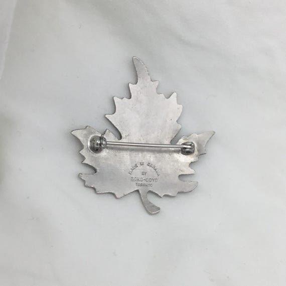 Broche Ancienne En Bakélite Beige - Forme Feuille D'érable - Symbole Canada, Liberté - État Impeccable, Vintage