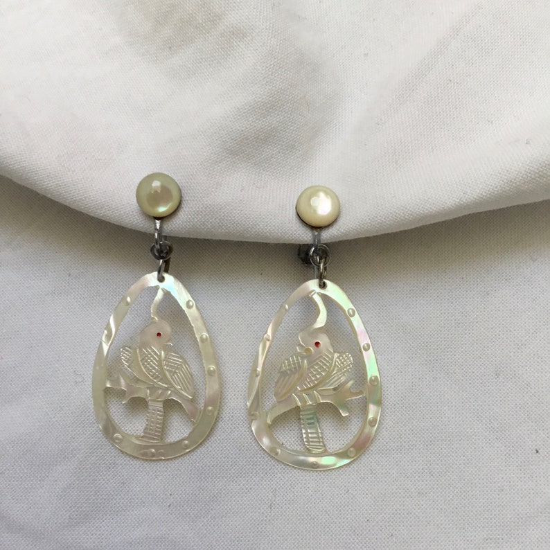 Vintage 1940s to 1950s mother of pearl carved parrot or cockatoo bird screw on earrings with red eyes