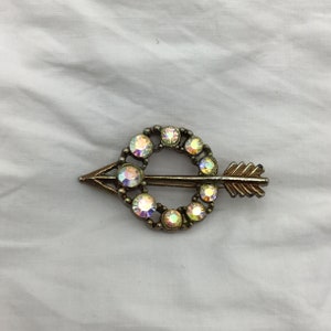 Petite broche vintage aurore boréale légèrement arc-en-ciel en forme de cercle avec flèche en strass, ton doré. vintage des années 50 à 60. Taille 4 cm x 2,2 cm au plus large image 8