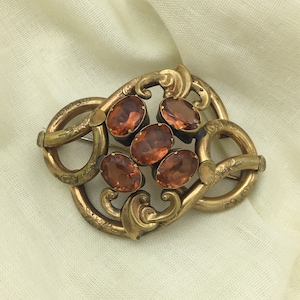 Antike viktorianische Walzgold und orange Glaspaste Topassteine verzieren große Knotenbrosche. Große Größe 5,7 cm x 4,7 cm breiteste. Guter Zustand