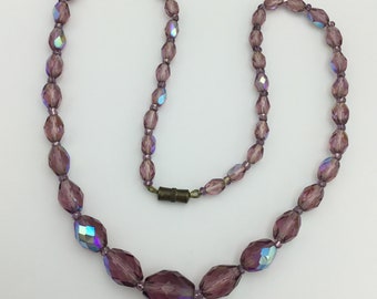 Collier vintage de perles ovales graduées aurores boréales de couleur pourpre et fermoir à vis en laiton. 19 pouces ou 48,5 cm. Jolie couleur