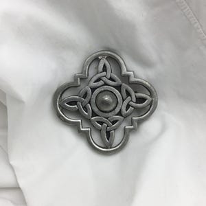 Vintage Celtic signed Cornwall England pewter grey brooch. Size 4.5cm widest and each side 3.7cm. Weight 16.7g. In good condition. Nice gift
