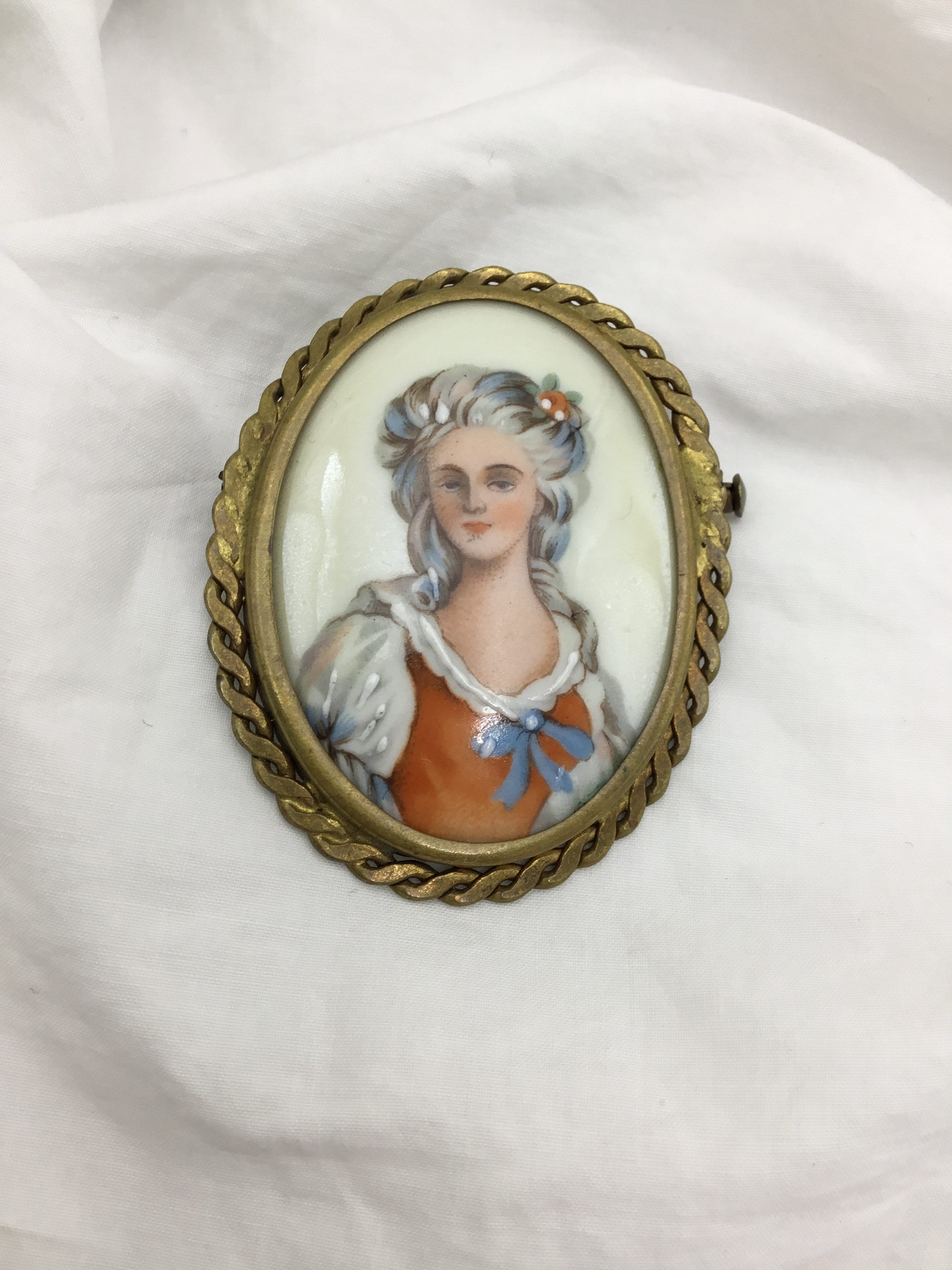 Belle Broche En Porcelaine De Limoges Années 50 - Motif élégant Avec Collier De Perles