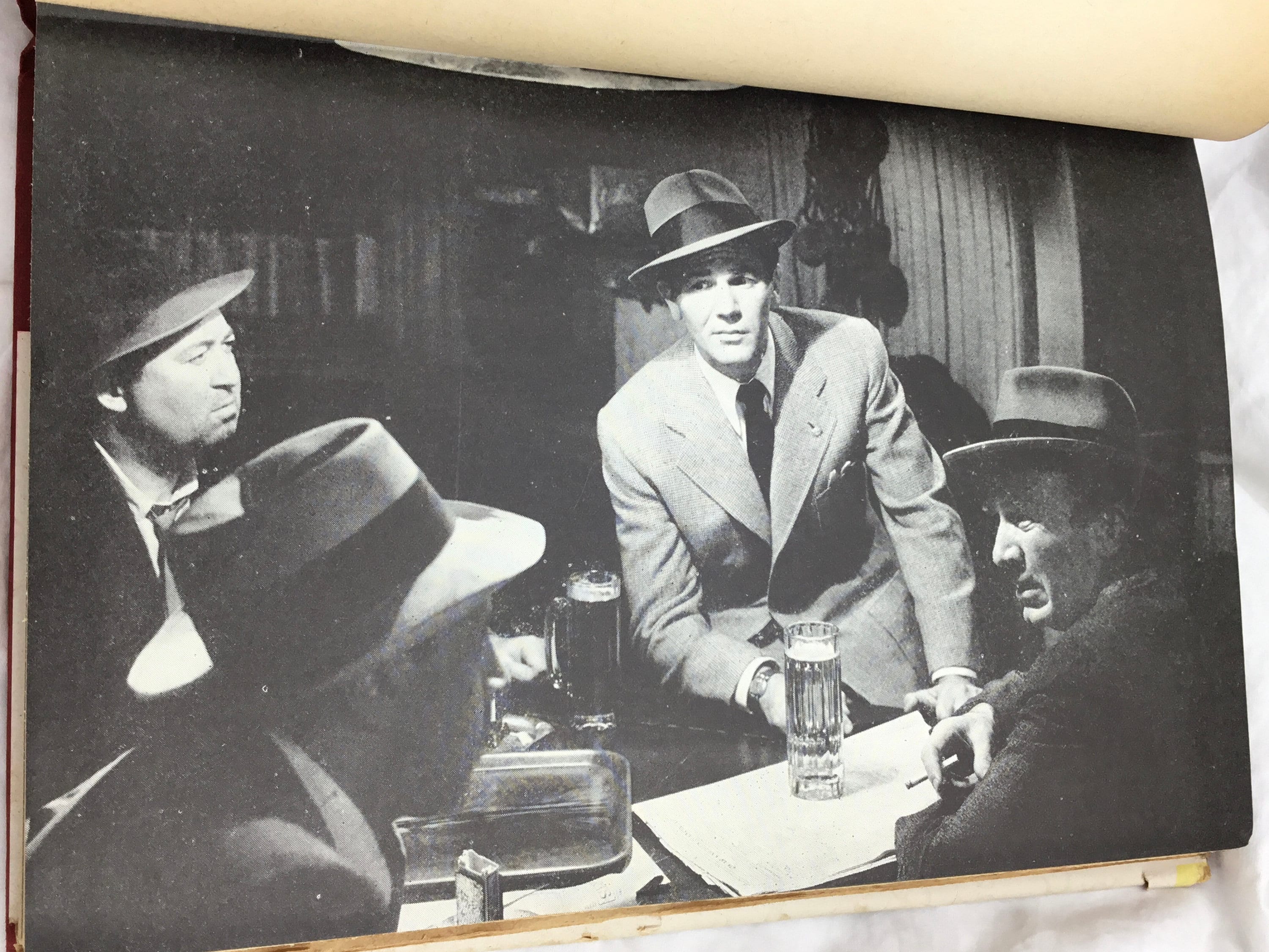 1945 年のヴィンテージ本。WR Burnett 著の Nobody Lives forever には