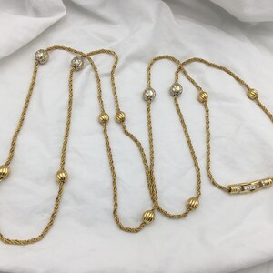 Vintage Swarovski signerad vit glaskristall stenar mycket lång guldfärgad kulkedja. 1990-talet