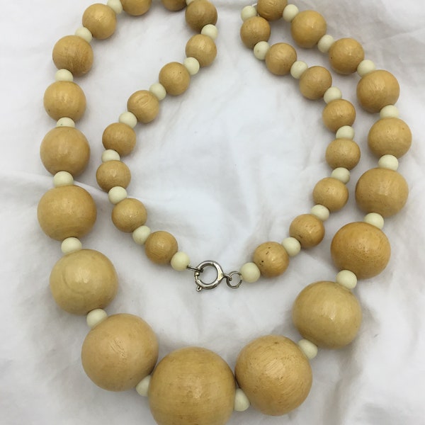 vintage gradué grand collier de perles en bois couleur beige bois clair avec de petites perles en plastique blanc entre les deux. Longueur 24,7 pouces ou 63 cm