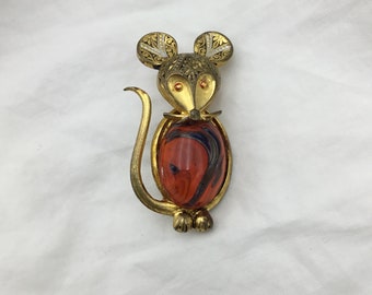 Vintage 1960s to 1970s mouse animal damascene detail and red & brown swirl art glass small brooch pin gold tone brass. From Spain Size 3.9cm