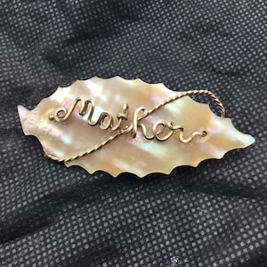 Spilla vintage con nome della madre, anni &#39;40-&#39;50. Spilla a forma di foglia in madreperla e oro laminato. Dimensioni 6,1 cm x 2,7 cm. Buone condizioni.