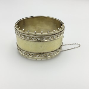 Bracciale antico vittoriano del 1880 in oro su argento sterling, 4,2 cm o 1,7 pollici, molto largo, con motivo a foglie e fiori, peso 38,9 g, polso da 7 pollici