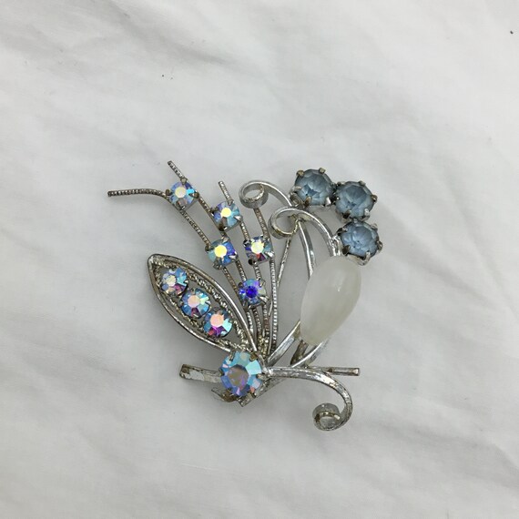 Broche Vintage Années 50 - Fleur En Strass Bleu Et Blanc Irisés