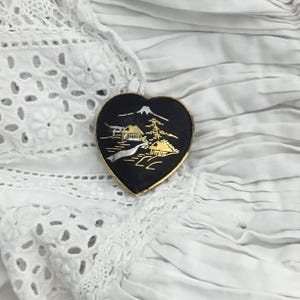ヴィンテージ ミッドセンチュリー ジャパニーズ ダマスカス ハート ブローチ 金と銀の象嵌に山の風景が描かれ、裏にサインされたシンボル。サイズ 2.6 cm
