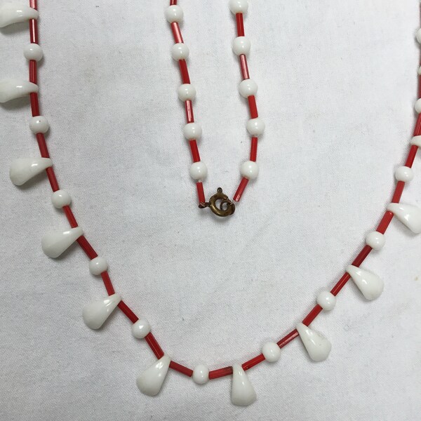 collier long rouge et blanc vintage. Style déco des années 1920 mais pensez à partir des années 1950 mais peut-être plus tôt. Fermoir en laiton. Longueur 33,5 pouces ou 85cm.