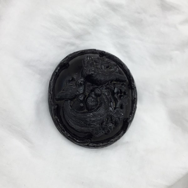 Antiquité Victorienne édouardienne, grande broche ovale ovale en verre noir de jais. Grande taille 5 cm x 4,5 cm au plus large Déguisement ancien rare