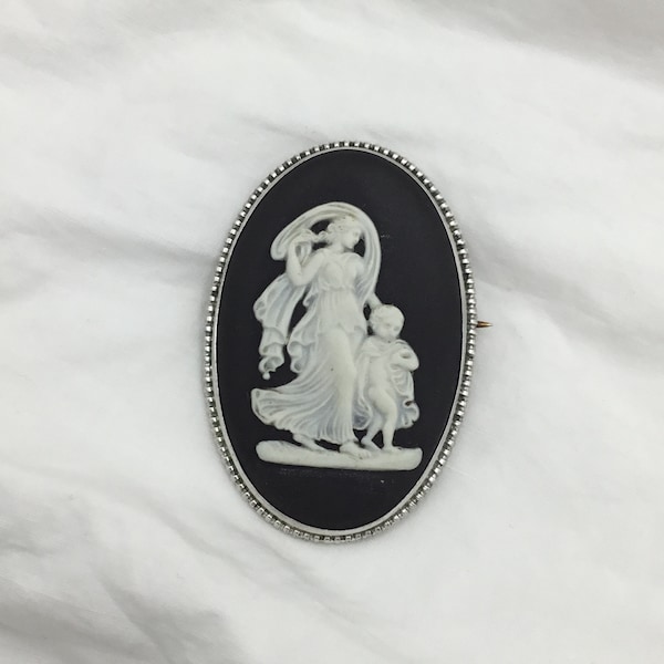 Grande broche ovale en argent sterling Wedgwood pour femme et enfant en jasperware noir et blanc, Londres 1971, 5,2 cm x 3,4 cm de large. Beau camée