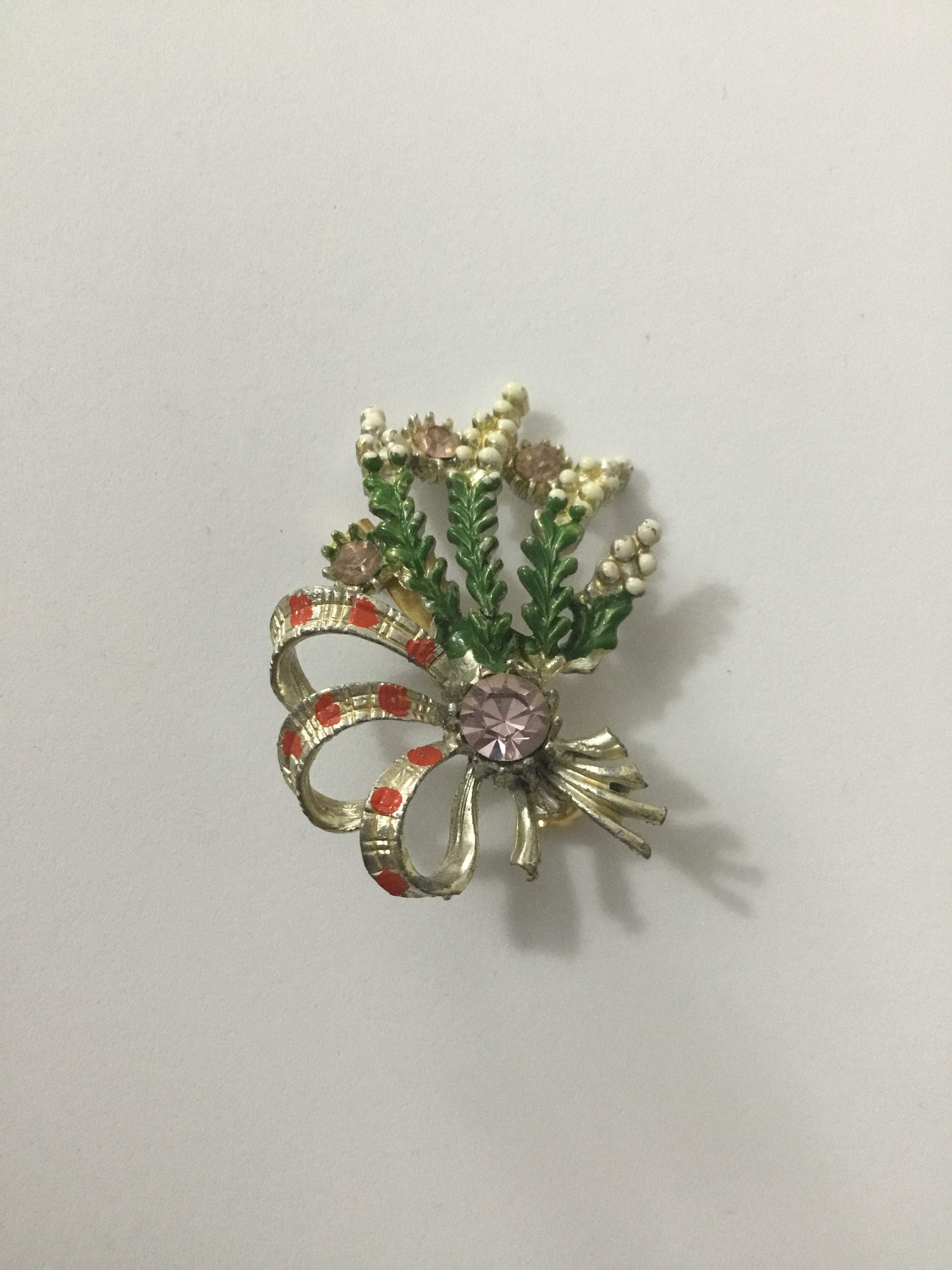 Vintage signed Exquisite lucky Heather flower enamel brooch