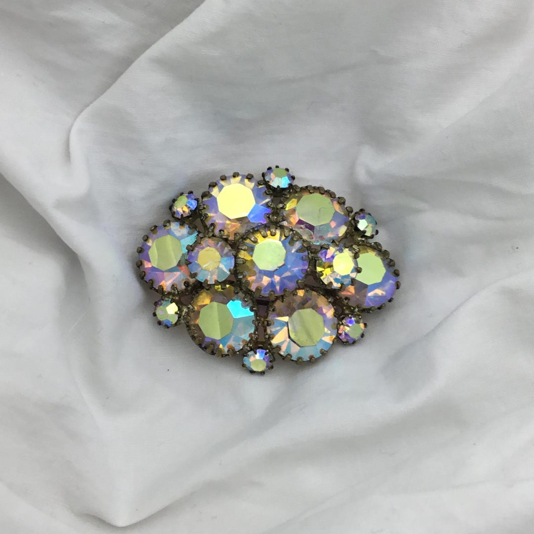 Broche Vintage Ronde Ajourée - Gros Cristal Boréalis Facetté Couleur Or - Modèle 4076 - Occasion