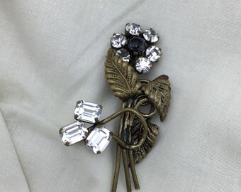 Broche Art Déco Années 50 - Forme De Fleur Avec Strass Blancs, Métal Argenté - Occasion