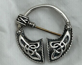 Vintage Sterling Silver Celtic small penannular cloak pin brooch. Size 2.9cm. Weight 5.9g. C1990 but has a much more antique look. Nice gift