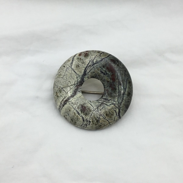 Antique Scottish Celtic Victorian Jasper gemstone circle donut shape brass back brooch 4cm. Good condition. Grey white green red veined