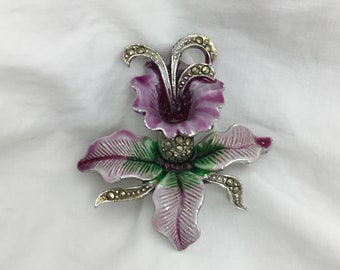 Vintage-Brosche aus Emaille und Markasit-Orchideenblüten in Silberton. Lila, lila und grüne Emaille. BJL-Stil, aber nicht signiert. Größe 4,2 cm x 4 cm