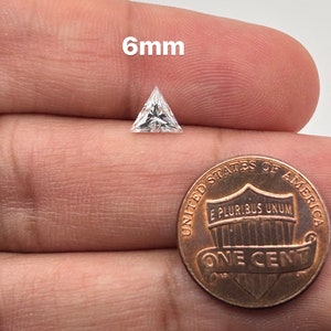In het lab gekweekte witte moissaniet driehoekige vorm oogzuivere kwaliteit DEF-kleur Verkrijgbaar in 3 MM - 10 MM