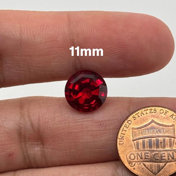 In het lab gemaakte robijnedelsteen: rond getrapt, 6 mm-11 mm synthetische rode robijn voor unieke precisiegeslepen sieraden
