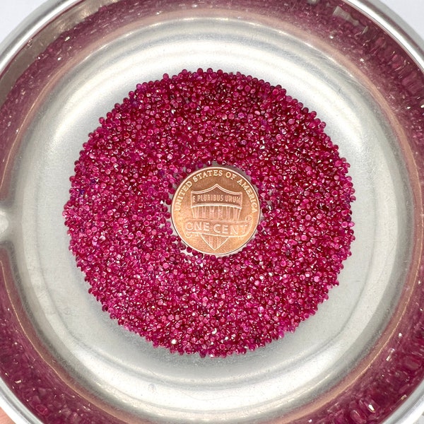 Luźne, naturalne rubiny A. Małe okrągłe paczki dostępne w rozmiarach od 1,30 mm do 1,80 mm