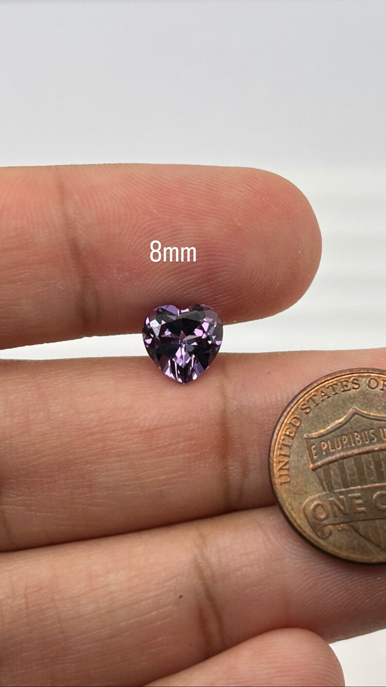 K&ouml;nnte beinhalten: Ein herzf&ouml;rmiger, violetter Edelstein mit einem Durchmesser von 8 mm.